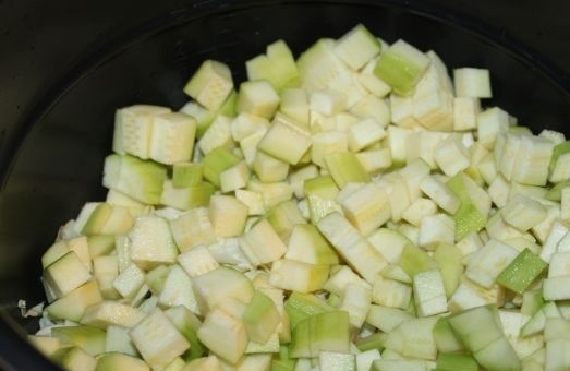 1. Этап. Овощное рагу с капустой в мультиварке: 2. Сверху — нарезанные кубиками кабачки.