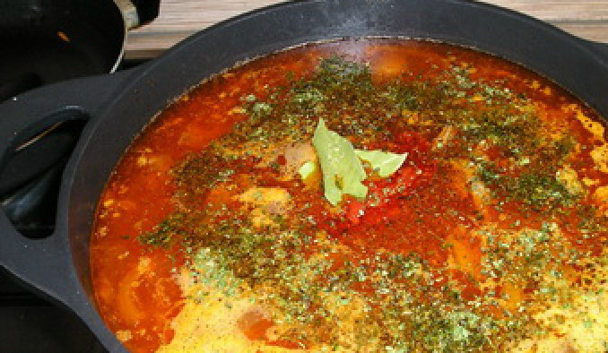 1. Этап. Суп из говядины с томатной пастой: Засыпаем промытый рис, добавляем специи, соль и лавровый лист. Варим суп на тихом огне 10 минут. В самом конце кладем сушеную зелень.