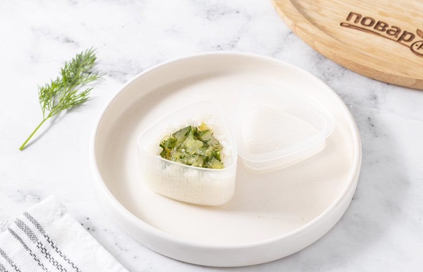 1. Этап. Онигири с огурцом: Затем добавьте начинку из огурцов.