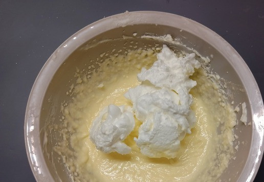 1. Этап. Суфле с творожным сыром: Выложить взбитые белки частями в подготовленную массу.