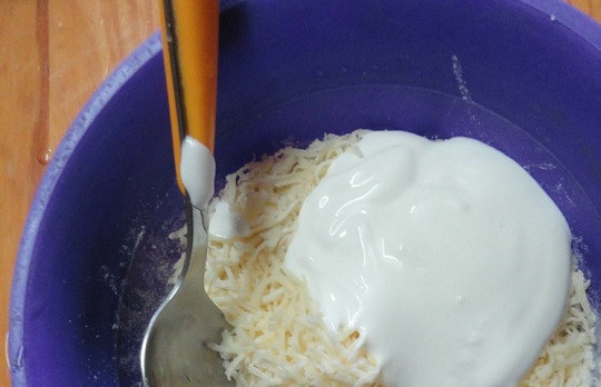 1. Этап. Пирог с грибами из слоеного бездрожжевого теста: 5. Вбить в небольшую мисочку яйцо, добавить тертый на мелкой терке сырок и немного сметаны. Всыпать муку для консистенции и тщательно перемешать.