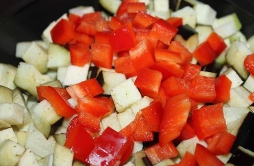 1. Этап. Овощное рагу с капустой в мультиварке: 4. Добавьте сладкий перец.