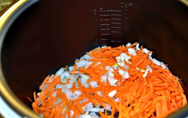 1. Этап. Гречка с тушенкой в мультиварке: Мелко нарезаем лук и морковь. Затем в мультиварку добавляем оливкового масла, выставляем режим 