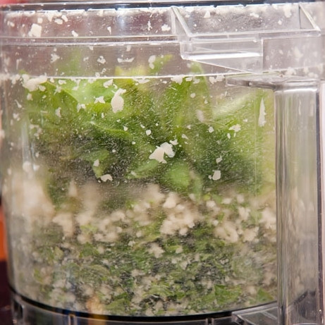 1. Этап. Паста с песто: 3. Добавьте в блендер базилик и петрушку и слегка прокрутите в блендере.