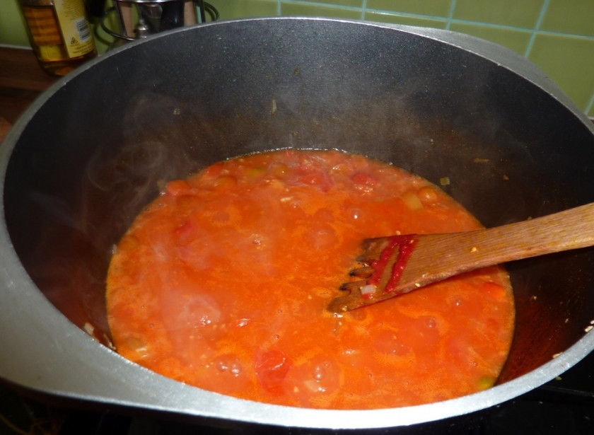 1. Этап. Мексиканский суп: Взбейте овощи блендером до кашицы и выложите в кастрюлю. Залейте овощным бульоном. Добавьте все специи, лимонный сок и оливковое масло. Варите 15-20 минут.