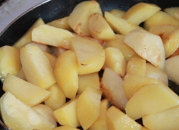 1. Этап. Жаркое из овощей: И порезанные крупно картофель. Все овощи и мясо жарьте на сильном огне не продолжительное время.