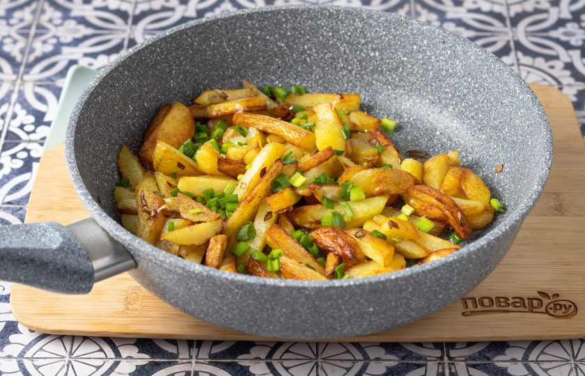 1. Этап. Жареная картошка на оливковом масле: Добавьте порезанный зеленый лук, перемешайте и снимайте с плиты.