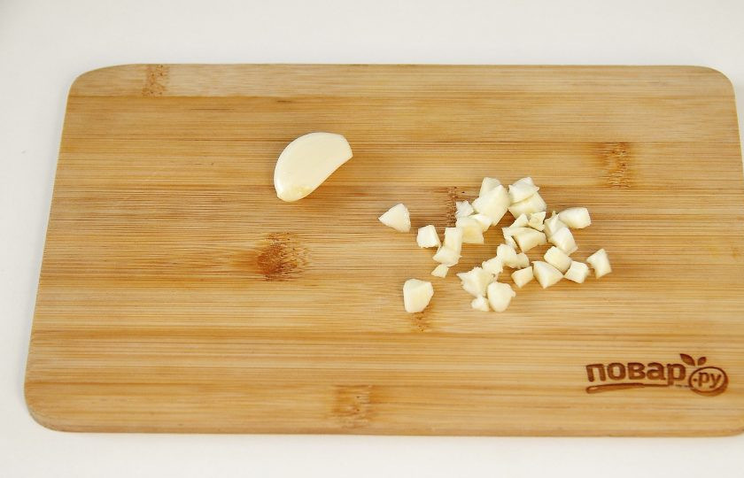 1. Этап. Гороховый суп с помидорами: Чеснок измельчите ножом.