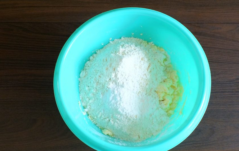 1. Этап. Греческое печенье Курабьедес: Добавьте водку, муку, соду и разрыхлитель для теста.