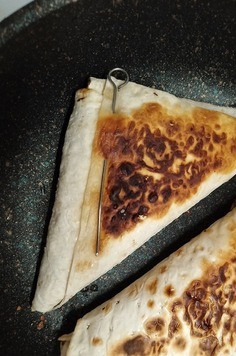 1. Этап. Треугольники из лаваша с начинкой: И с другой стороны.