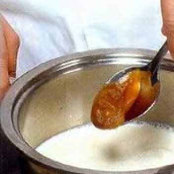 1. Этап. Гватемальский любовный напиток: Добавить мед, сахар, ром и специи. Довести почти до кипения, но не кипятить. Подавать очень горячим.