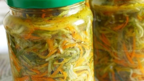 1. Этап. Салат из огурцов и морковки на зиму: Раскладываем салат по стерилизованным банкам, сверху заливаем оставшимся маринадом. Закатываем банки. Храним такую заготовку в прохладном месте.