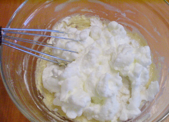 1. Этап. Оладьи на кефире с яйцами: Введите взбитые белки.