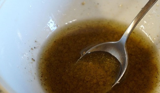 1. Этап. Салат из овощей и яблока Рубиновый: Приготовить заправку. Смешать масло, мед, горчицу, лимонный сок, тщательно перемешать, можно взбить венчиком.