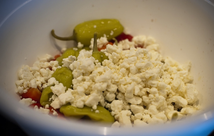 1. Этап. Cалат с макаронами Бантики: Добавляем фету.