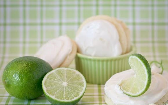 1. Этап. Печенье Маргарита с глазурью: 3. Чтобы сделать глазурь, взбить вместе растительный жир и масло. Добавить сахарную пудру и взбить вместе. Перемешать с ванилью и соком лайма. Добавить текилу по желанию и взбить. Добавить мелко тертую цедру лайма и перемешать. Смазать печенье большим количеством глазури. Вы можете украсить печенье ломтиками или цедрой лайма.