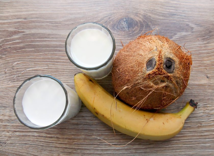 1. Этап. Кокосовый смузи: Подготовьте все необходимые ингредиенты для приготовления кокосового смузи.