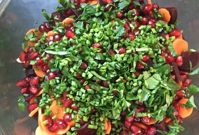 1. Этап. Салат со свеклой, морковью и гранатом: 4. Вымойте и мелко нарежьте петрушку, зеленый лук, смешайте их со свеклой, морковью и гранатовыми зернами.