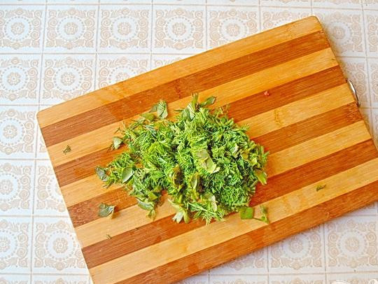 1. Этап. Салат с кольраби и корнем петрушки: 5. Промываем и мелко нарезаем зелень. Хорошо, если в этот салат мы добавим побольше сельдерея, базилика, кинзы и укропа.