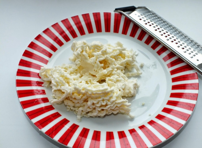 1. Этап. Тарталетки с шампиньонами: Сырок плавленный натрите на мелкой терке.