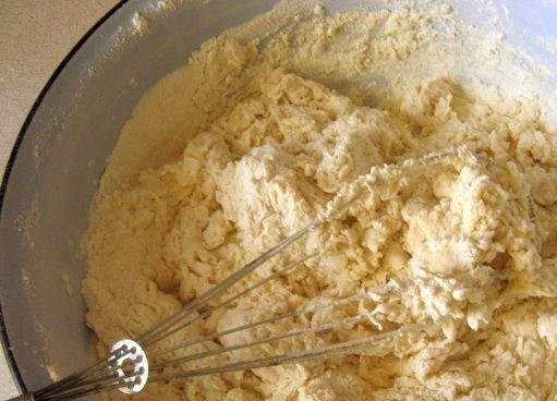 1. Этап. Простое тесто для пиццы: 2. Постепенно всыпьте к разведенным дрожжам и маслу 2 стакана муки. Замешивая тесто, следите за его консистенцией. Оно станет немного крутым, но довольно мягким.