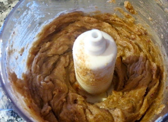 1. Этап. Веганское овсяное печенье: Растворите в воде соль и соду. Затем влейте полученную жидкость в блендер, добавьте корицу. Перемешайте все еще раз.