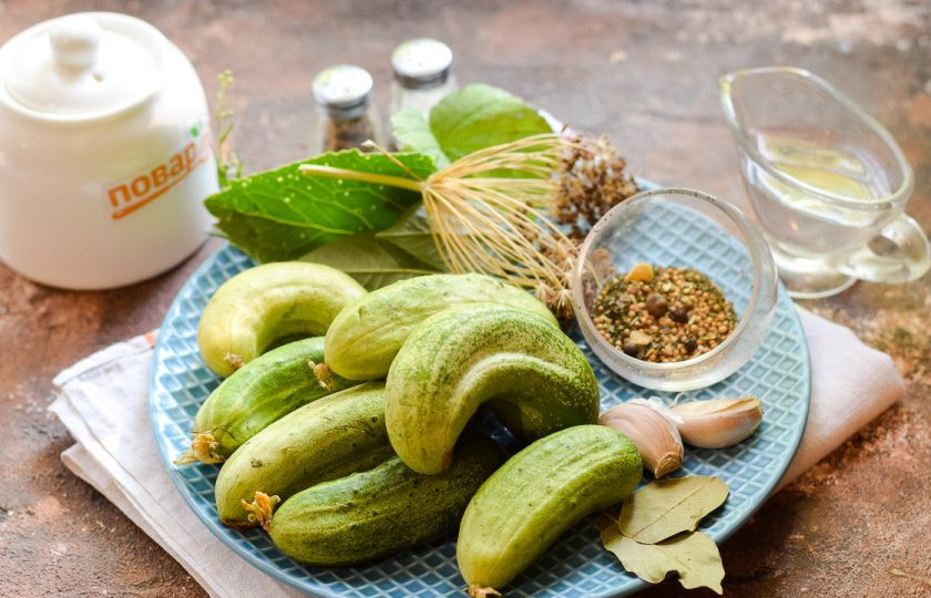 1. Этап. Маринованные огурцы по-немецки: Подготовьте ингредиенты. Специи для засолки можно использовать по вкусу, часто в них входит набор — горчица в зернах, кориандр, сушеный чеснок, перец горошком, душистый перец, сушеный укроп.
