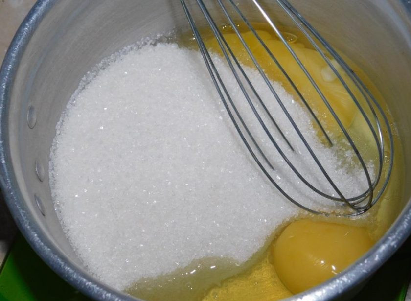 1. Этап. Крем-пломбир для украшения торта: Яйца соедините с сахаром и немного взбейте.