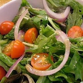 Летний салат с заправкой из пармезана