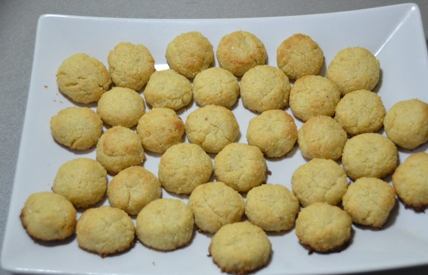 1. Этап. Итальянское печенье с миндалем: Готовое печенье переложите в тарелку, дайте ему остыть.