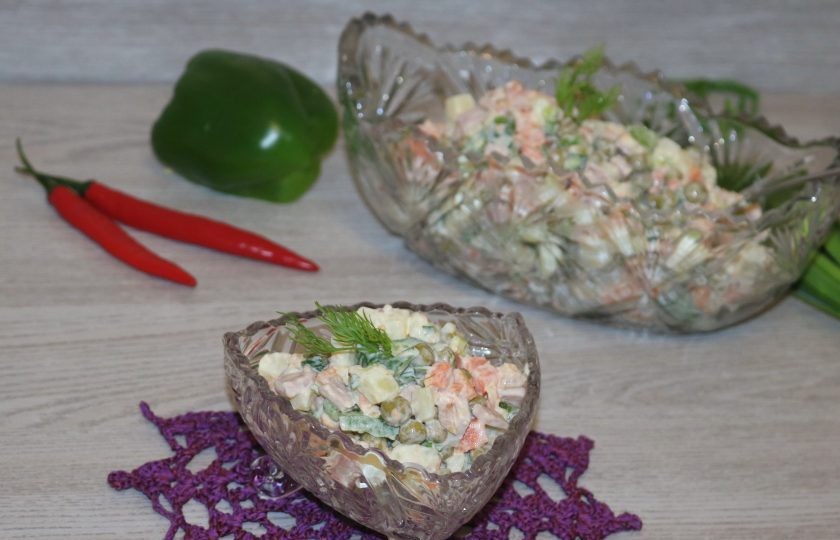 1. Этап. Салат Киевский: Подавайте салат порционно или в одном салатнике.