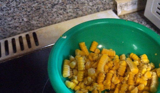 1. Этап. Курица с овощами в духовке: С початка кукурузы срезать зерна.