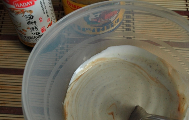 1. Этап. Брокколи с брынзой: Теперь приготовьте соус. Смешайте в отдельной миске сметану, горчицу, соевый соус. Также всыпьте смесь перцев и соль по своему вкусу. Перемешайте до получения единой консистенции.