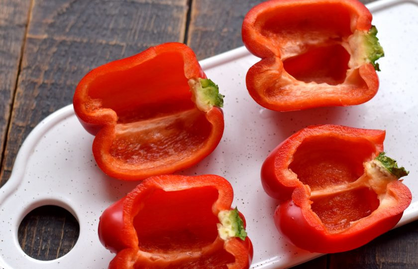 1. Этап. Жюльен в болгарском перце: Болгарский перец разрежьте на две половины, очистите от семян, ополосните, влагу промокните салфетками.