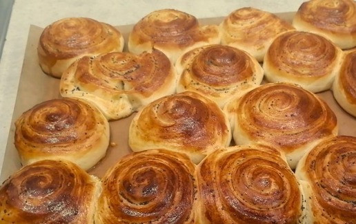 1. Этап. Булочки из безопарного дрожжевого теста: P.S. Фото вот в такой формовке сохранилось. Тесто в ней тоже хорошо себя ведет.