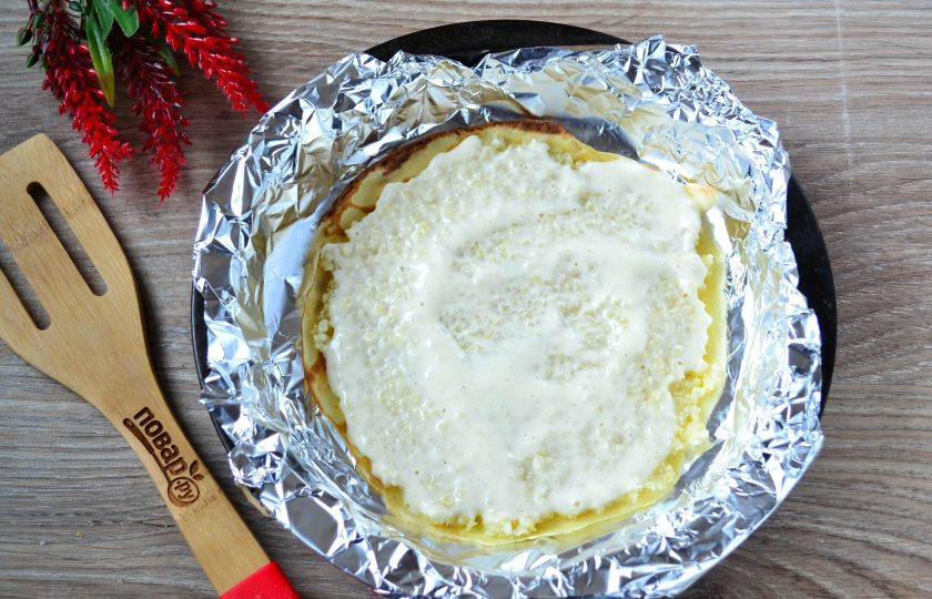 1. Этап. Блинница: Сверху смажьте взбитым яйцом и накройте следующим блином. Повторяйте процедуру, пока не закончится каша или блины.