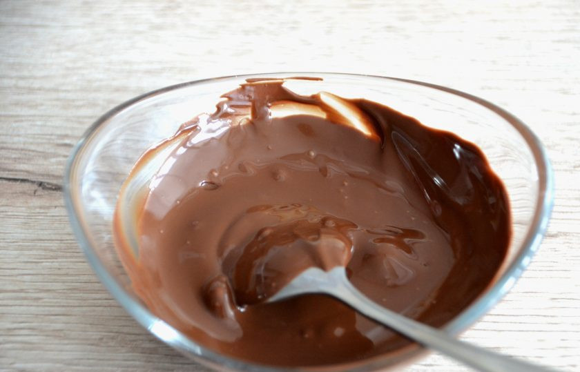 1. Этап. Профитроли с масляным кремом: Растопите 50 грамм шоколада короткими импульсами в микроволновой печи или на водяной бане.