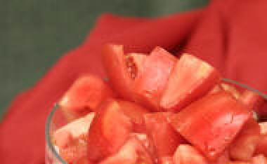 1. Этап. Свежий соус сальса: Затем в блендер (или комбаин) сложите вместе чесночную пудру, оливковое масло, сок лайма, порезанные помидоры, соль.