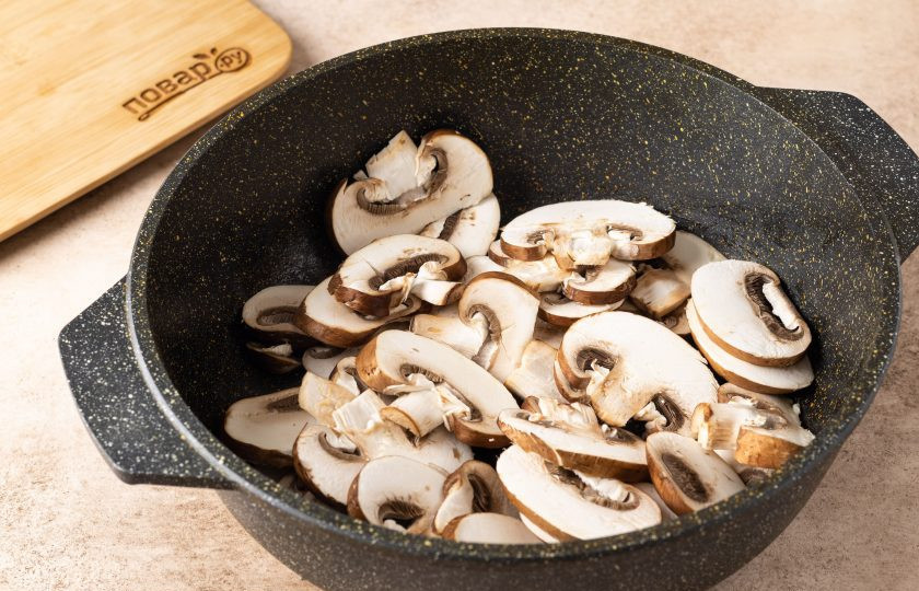 1. Этап. Тайское блюдо из рисовой лапши: Шампиньоны нарежьте пластинами. Отдельно обжарьте в сковороде до золотистого цвета с небольшим количеством растительного масла.