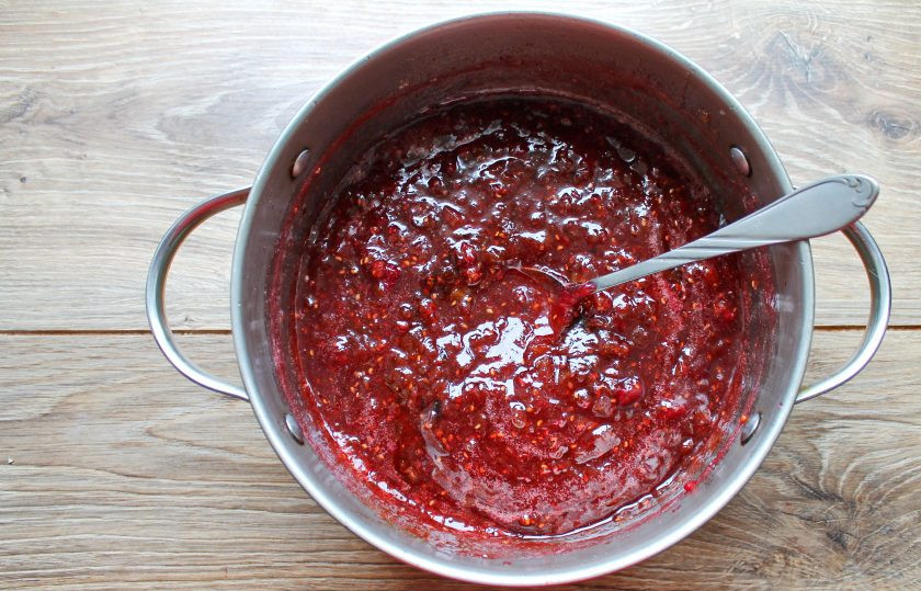 1. Этап. Варенье из малины и ревеня: Поставьте снова на медленный огонь и варите еще 7-10 минут после закипания.