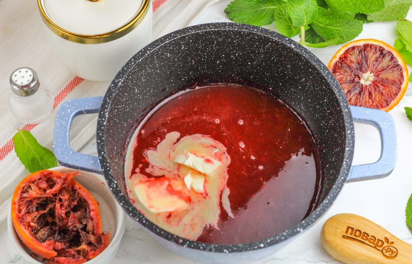 1. Этап. Жареный камамбер с брусничным соусом: Верните теплое ягодное пюре в казан и добавьте сливочное масло. Выжмите сок из небольшого апельсина.