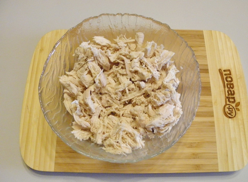 1. Этап. Салат Золотой петушок: Готовое куриное филе остудите немного, чтобы можно было взять в руки и порежьте или разберите на волокна.