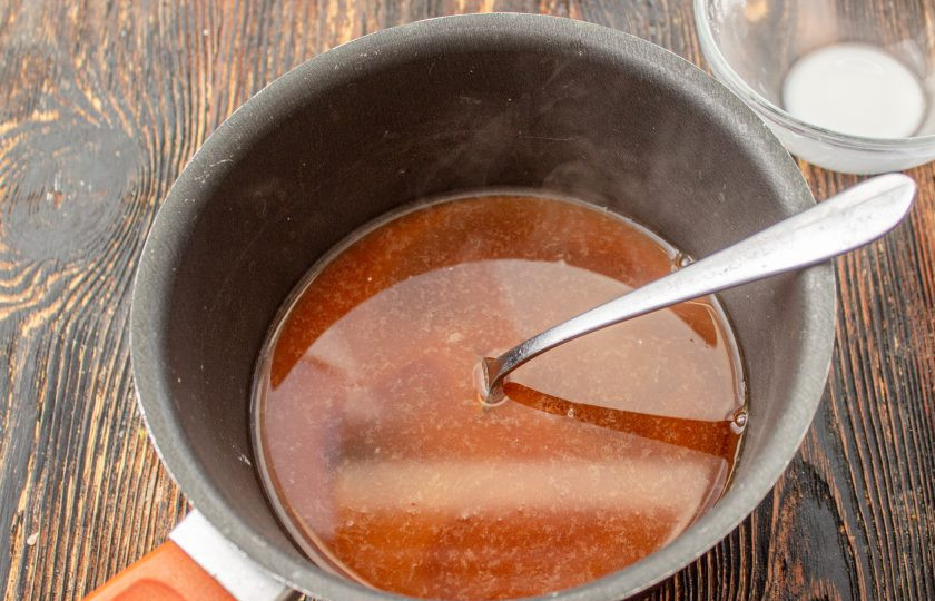 1. Этап. Лимонно-соевый соус: Влейте крахмальную воду в сотейник и варите до закипания при непрерывном помешивании.