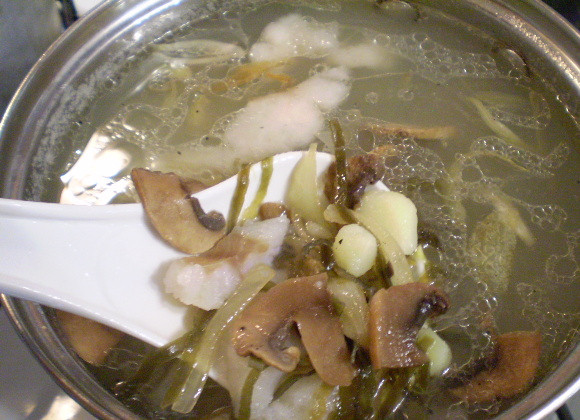 1. Этап. Суп рыбный с грибами: 8. Добавляем в суп грибы с луком, провариваем 5 минут и выключаем суп.