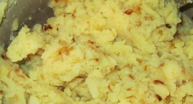 1. Этап. Домашние пирожки: 3. Тем временем очистите и нарежьте кусочками картофель, отварите его до готовности. Разомните картошку толкушкой. Очистите лук и обжарьте его на оставшемся масле, смешайте лук с картошкой и посолите.