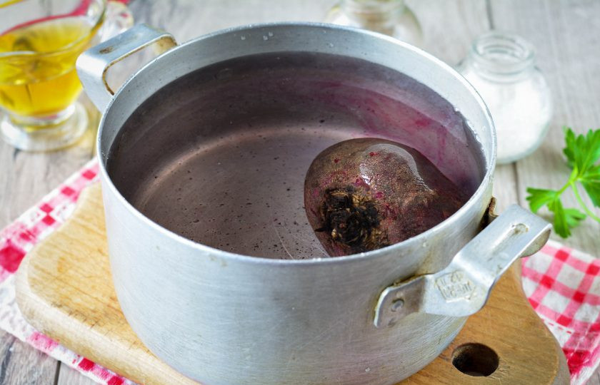 1. Этап. Салат из свеклы с жареным луком: Свеклу промойте, залейте водой и поставьте вариться на 40 минут при небольшом огне.