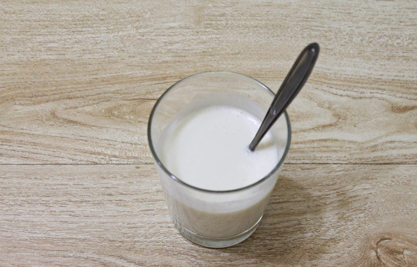 1. Этап. Бланманже с ананасом: Набухший желатин распустите и остудите. Добавьте 100 грамм творожной массы и перемешайте до однородности.