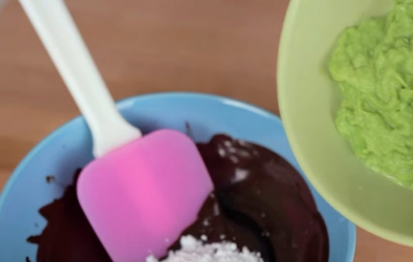 1. Этап. Шоколадные трюфели с авокадо: 2. Далее на паровой бане растопите шоколад до однородной консистенции. Смешайте шоколад и авокадо, добавьте сахар и хорошо все перемешайте.