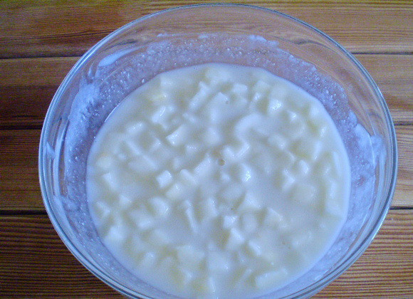 1. Этап. Диетическое желе из фруктов: 6. Вливаем готовый теплый желатин. Перемешиваем тщательно.