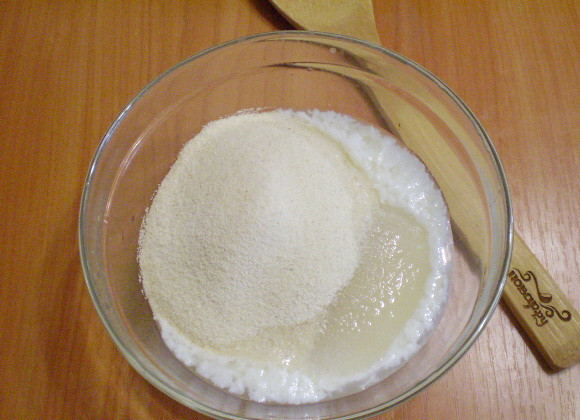 1. Этап. Манник с яблоками на кефире: Смешиваем кефир с сахаром и манной крупой и оставляем на 1 час в тепле.